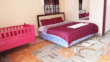 Escritorio, cortinas opacas, wifi gratis y ropa de cama