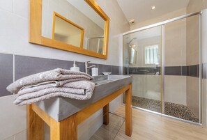 Een douche, handdoeken