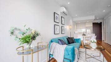 Íbúð (2 Bedrooms) | Stofa | Sjónvarp, bækur