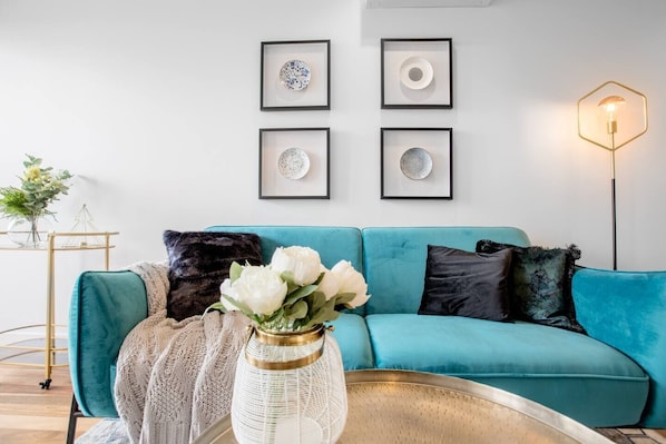 Departamento (2 Bedrooms) | Sala de estar | Televisión y libros 
