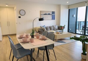 Dining - Surferparadise Gem+parkingflexible Refund (Surfers Paradise)
