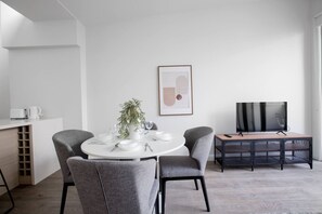 Villa (2 Bedrooms) | 2 habitaciones y espacio para trabajar con laptop 