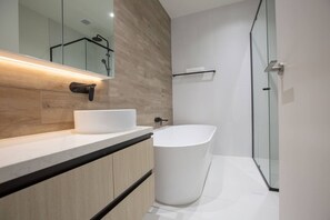 Bathroom - Designer Warm Home@mooneeponds+parking/wifi (Moonee Ponds)