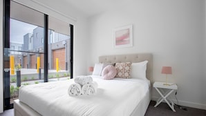 2 bedrooms, laptop workspace, iron/ironing board, bed sheets - Designer Warm Home@mooneeponds+parking/wifi (Moonee Ponds)