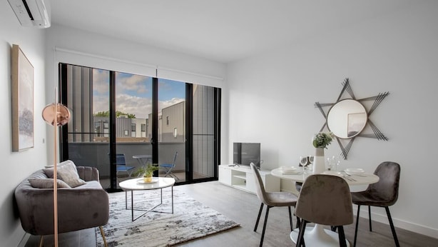 TV - Designer Warm Home@mooneeponds+parking/wifi (Moonee Ponds)
