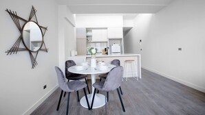 Oven, stovetop, dishwasher, cookware/dishes/utensils - Designer Warm Home@mooneeponds+parking/wifi (Moonee Ponds)