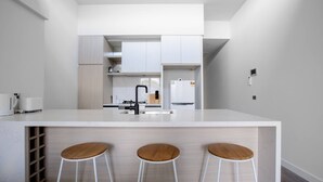 Oven, stovetop, dishwasher, cookware/dishes/utensils - Designer Warm Home@mooneeponds+parking/wifi (Moonee Ponds)