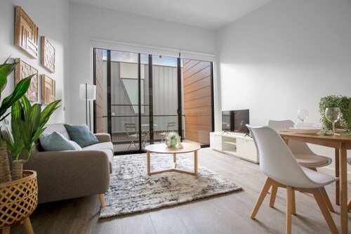 Elegant Stylish Living@mooneeponds Wifi/parking