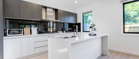 Vila (4 Bedrooms) | Dapur pribadi | Oven