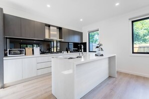 Villa (4 Bedrooms) | Private kitchen | Oven - WoW Factor!luxe 4BR Townhouse@glen Waverley (Glen Waverley)