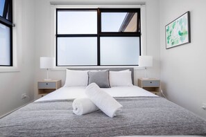 Vila (4 Bedrooms) | 4 kamar tidur, setrika/meja setrika, dan seprai linen