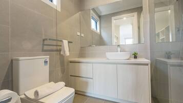 Villa (4 Bedrooms) | Bathroom | Shower, hydromassage showerhead, towels