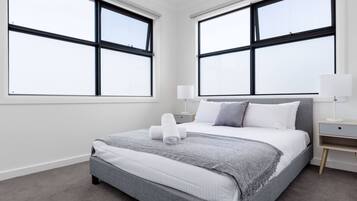 Biệt thự (4 Bedrooms) | 4 phòng ngủ, bàn ủi/dụng cụ ủi quần áo, bộ trải giường