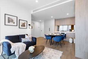 Apartamento (1 Bedroom) | Sala de estar | TV