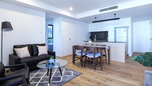 Eine moderne Wohnung mit Wohnzimmer, Essbereich und Küche.