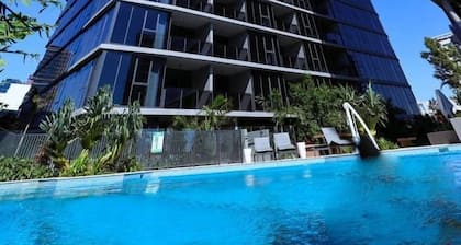 Stylist 2 Bedrooms Apartment With Pool/gym/parking