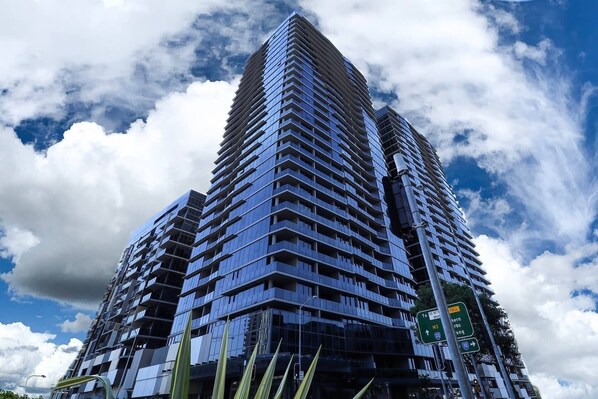 A high-rise building with a modern architectural design, featuring multiple balconies and a glass facade. - Stylist 2 Bedrooms Apartment With Pool/gym/parking (South Brisbane)
