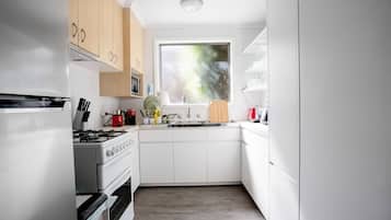 Villa (2 Bedrooms) | Private kitchen | Oven, stovetop, cookware/dishes/utensils