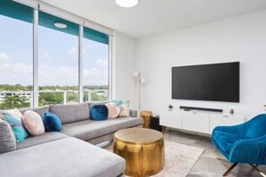 20-inch TV with cable channels - Luxurious 2bed 2bath APT With Parking@southport (Southport)