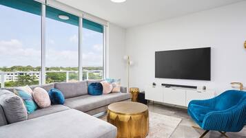 Apartamento (2 Bedrooms) | Sala de estar | TV 20 polegadas com canais a cabo