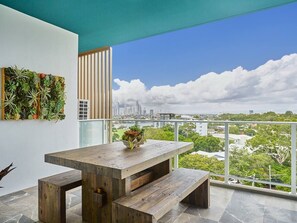 Outdoor dining - Luxurious 2bed 2bath APT With Parking@southport (Southport)