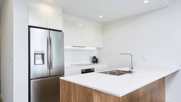 Apartamento (2 Bedrooms) | Cozinha privada | Fogão, cooktop, lava-louças, talheres/pratos/utensílios de cozinha