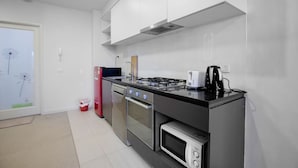 Private kitchen - Serene Comfy Nest@collins+pool (Melbourne)