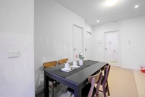 Private kitchen - Serene Comfy Nest@collins+pool (Melbourne)