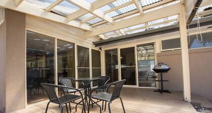Spacious Comfortable Home in Wheelers Hill+pool
