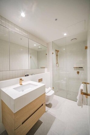 Apartamento (2 Bedrooms) | Banheiro | Toalhas de banho, shampoo