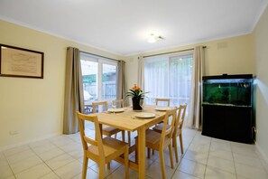 Oven, rice cooker - Quiet & Peaceful 3bed2bath Home @keilor Downs (Keilor Downs)