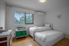 4 bedrooms, laptop workspace, iron/ironing board, bed sheets - Comfy Holiday House With Pool@rosanna (Rosanna)