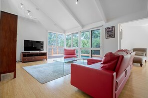 Hus (4 Bedrooms) | Oppholdsrom | TV, peis, leker og bøker