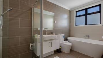 Vila (2 Bedrooms) | Kamar mandi | Shower, shower pijat air, dan handuk