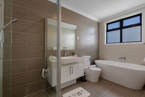 Bathroom - Impressive & Spacious new Townhouse@preston (Preston)