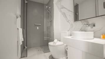 Apartemen (3 Bedrooms) | Kamar mandi | Shower, shower pijat air, dan handuk