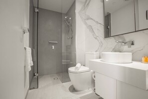 Căn hộ (3 Bedrooms) | Phòng tắm | Buồng tắm vòi sen, vòi sen thủy lực, khăn tắm 