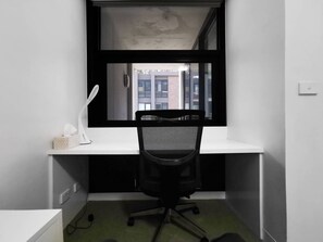 1 kamar tidur, ruang kerja ramah laptop, dan setrika/meja setrika