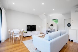 40-inch TV with digital channels - Designer Taste 2BR Townhouse@hawthorn (Hawthorn East)