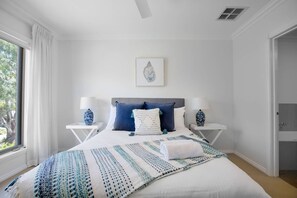 Villa (2 Bedrooms) | 2 slaapkamers, een laptopwerkplek, een strijkplank/strijkijzer