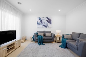 Villa (2 Bedrooms) | Woonkamer | Televisie