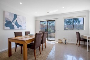 Villa (2 Bedrooms) | Cuisine privée | Un four, batteur électrique