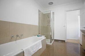 Villa (2 Bedrooms) | Bathroom | Towels, shampoo - Peaceful Designer 2br@leafy Mill Park (Mill Park)