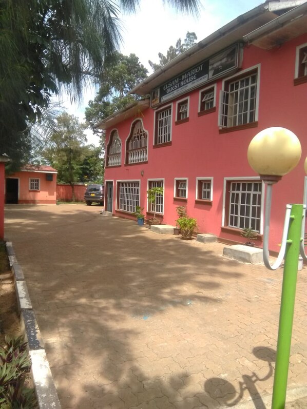 Free self parking - Elsam Mariot guest House (Kisumu)