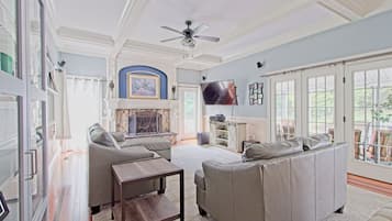 TV, fireplace, ping pong, books