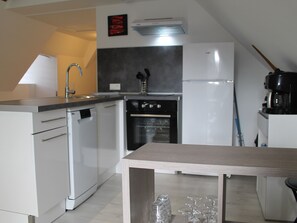 Réfrigérateur, micro-ondes, four, plaque de cuisson