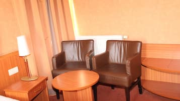 Deluxe-Doppelzimmer | Wohnbereich | 32-Zoll-Smart-TV mit Digitalempfang, Fernseher, Streaming-Dienste