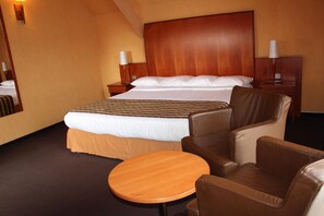 Minibar, coffres-forts dans les chambres, bureau, rideaux occultants