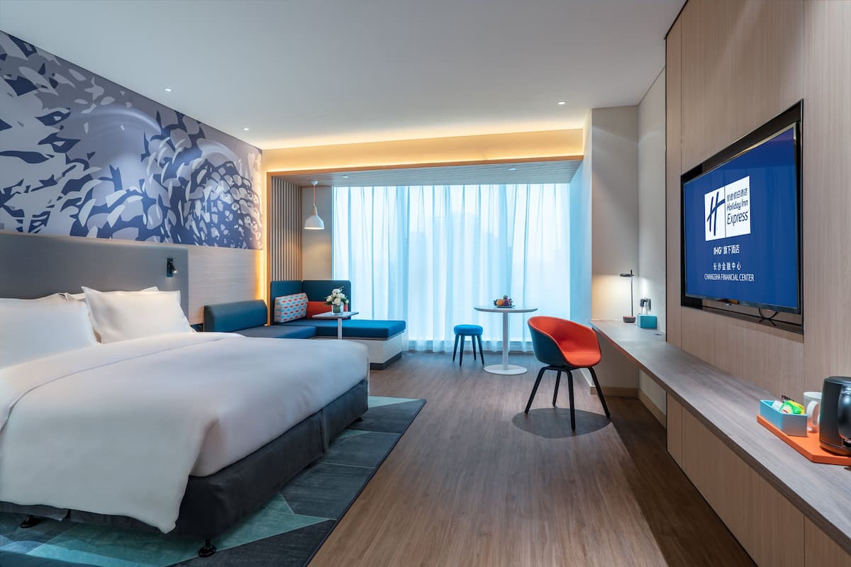 Standard Room, 1 King Bed (Extra Floor Space High Floor) | 1 bedroom, desk, blackout drapes, soundproofing