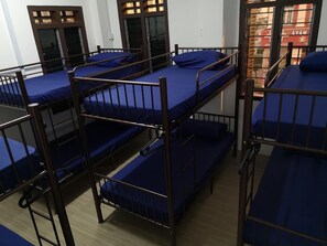 Espaço de trabalho para notebook, Wi-Fi de cortesia, roupa de cama